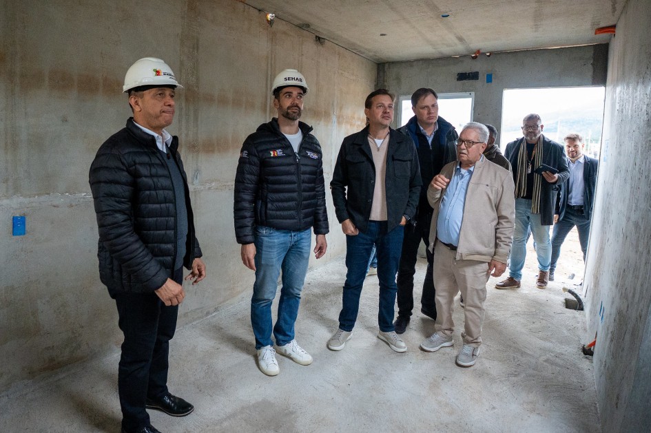 Leite vistoria obras de casas definitivas em Encantado, no Vale do Taquari
